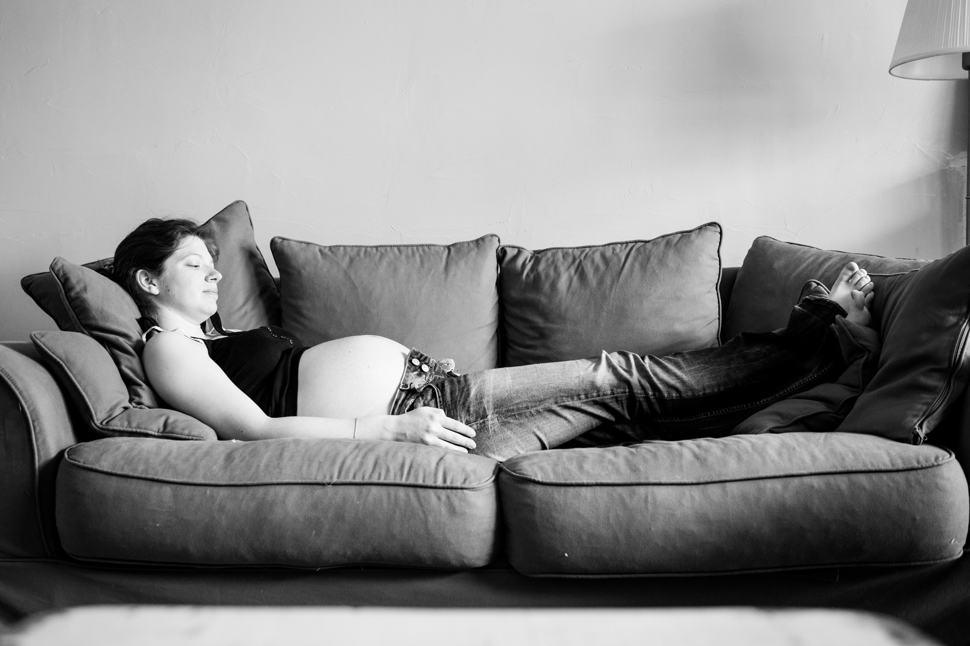Femme enceinte allongée sur un canapé