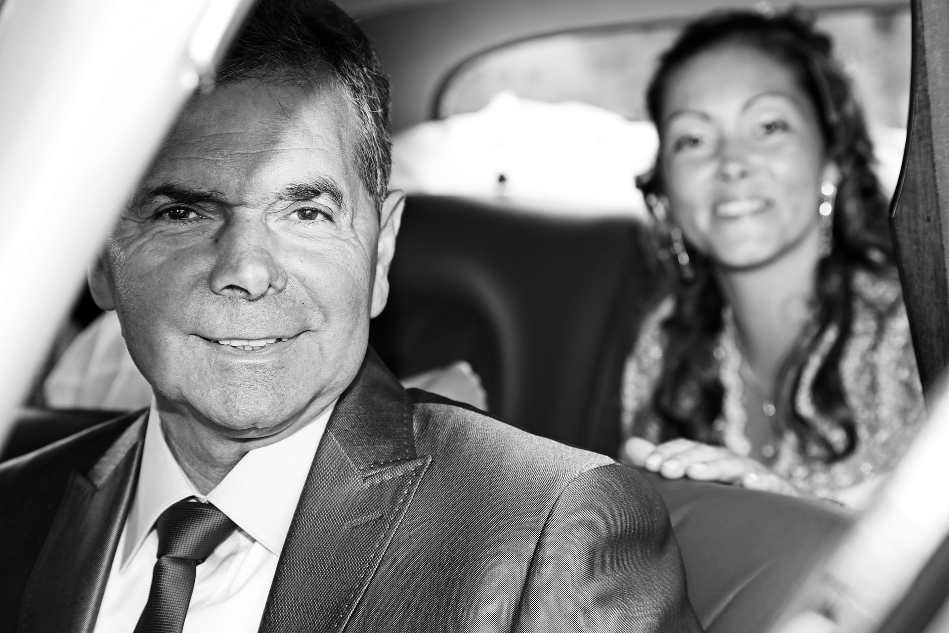 Photo de mariage - Le père et la mariée en voiture